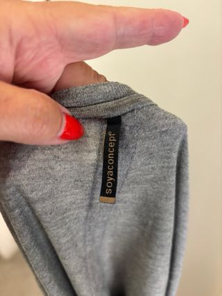 Blusa negra y verde con estampado floral