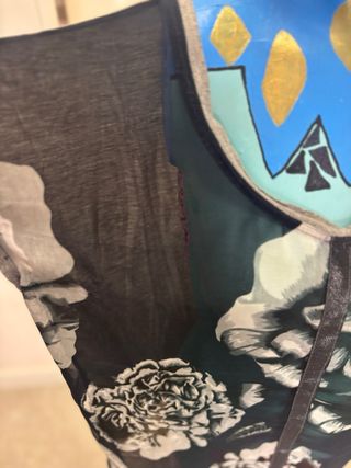 Blusa negra y verde con estampado floral