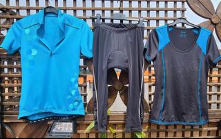 Conjunto ciclismo mujer: 2 maillot y 1 culotte 
