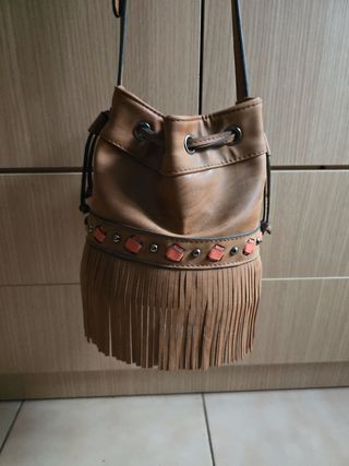 Bolso marrón con flecos
