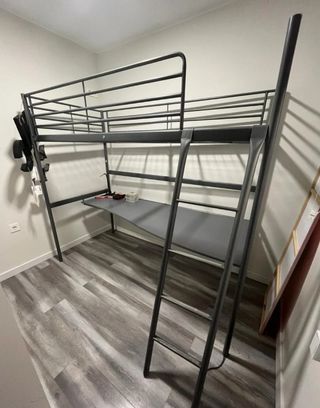 Cama alta metal gris con escritorio