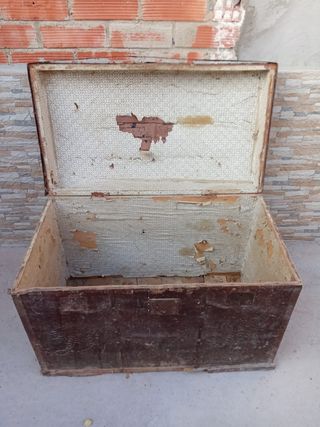 Baúl antiguo de madera