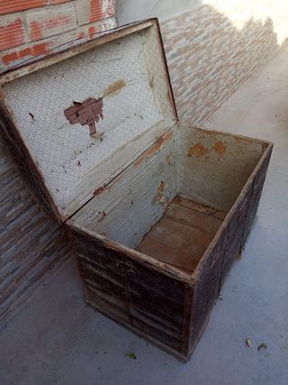 Baúl antiguo de madera