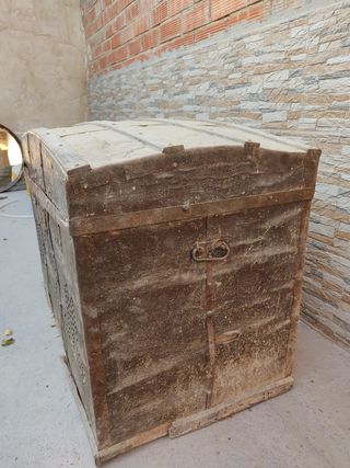 Baúl antiguo de madera