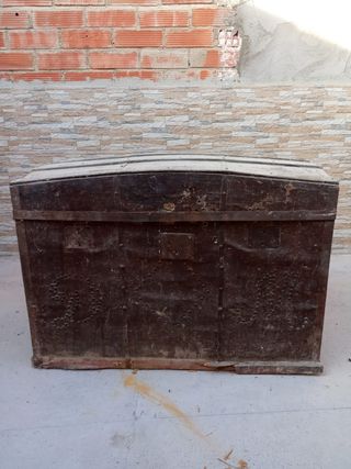 Baúl antiguo de madera
