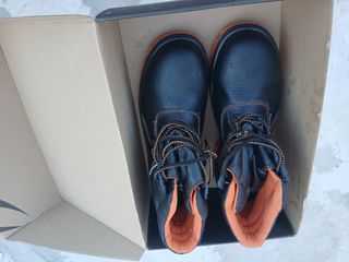 Zapatos de seguridad negros y naranjas