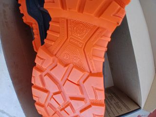 Zapatos de seguridad negros y naranjas