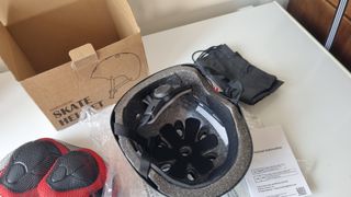 Casco skate FX-001 (51-54cm) + protezioni