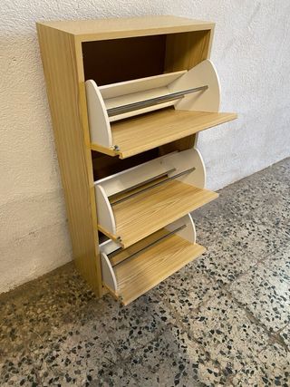 Zapatero de madera beige 