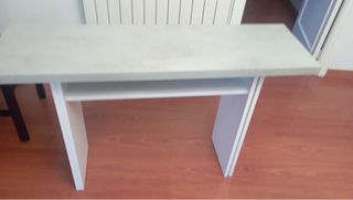 Mesa plegable blanca y gris