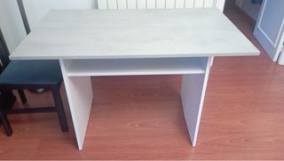 Mesa plegable blanca y gris