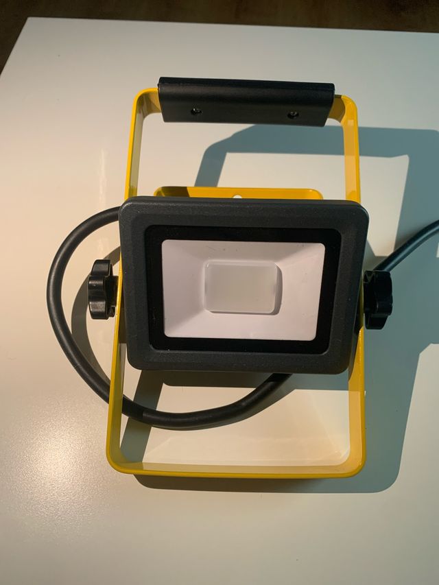 Foco LED 950 lúmenes - Portátil