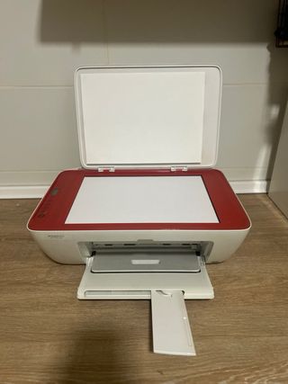 HP DeskJet 2513 - Impresora roja y blanca