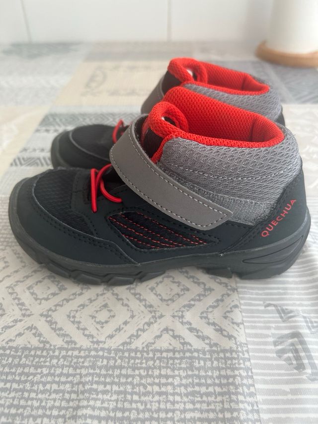 Botas Quechua niño - rojas y negras
talla 27
