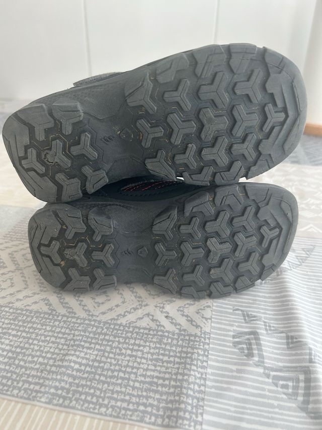 Botas Quechua niño - rojas y negras
talla 27