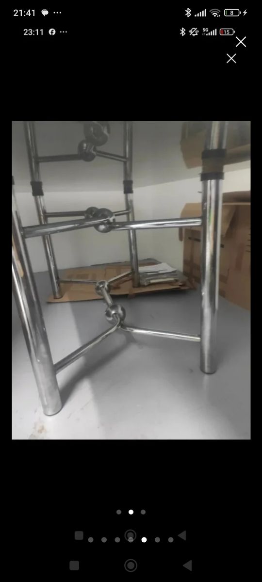 Mesa cristal y metal moderna