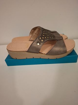 Sandalias planas grises-doradas