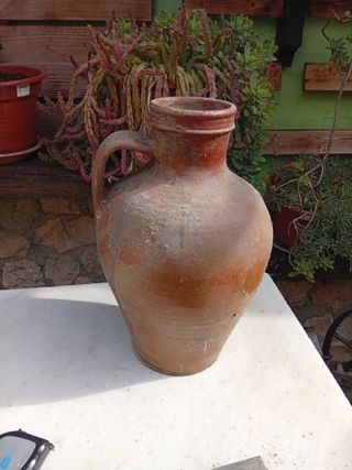 Olla o cántaro de barro 35€ 
