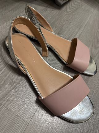 Sandalias planas rosa y plata ZARA