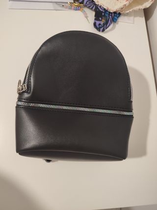Mini mochila negra Primark.