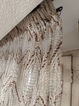 Cortines blanques de fil marró. Cortinas 
REGALO. 