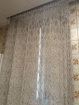 Cortines blanques de fil marró. Cortinas 
REGALO. 