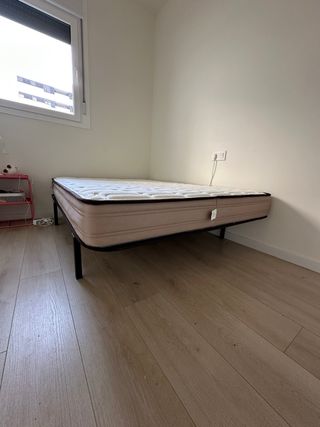 Cama con somier metálico