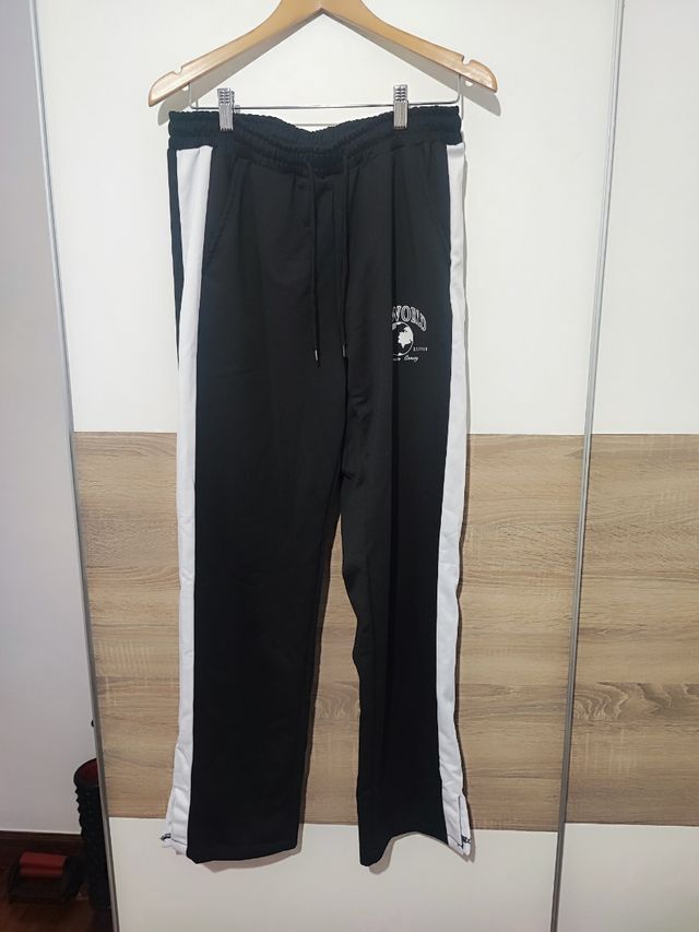 Pantalón chándal negro con detalles blancos