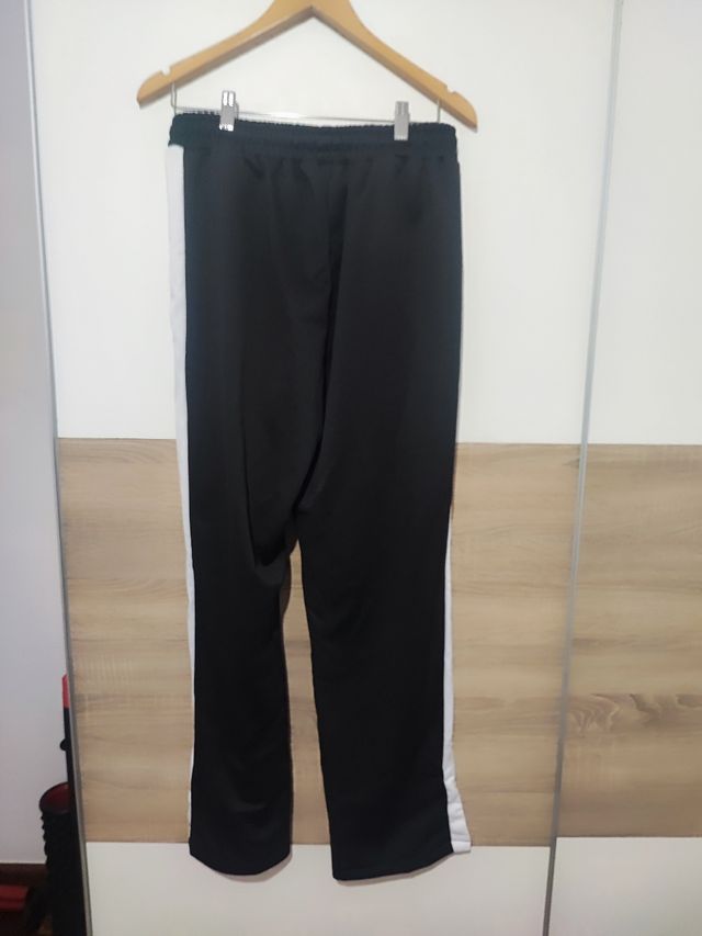 Pantalón chándal negro con detalles blancos