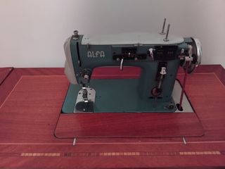 Máquina de coser Alfa años 60 + mueble