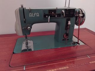 Máquina de coser Alfa años 60 + mueble
