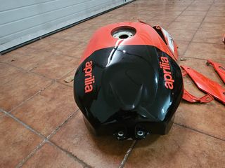 Depósito gasolina y molduras Aprilia Tuono 2005