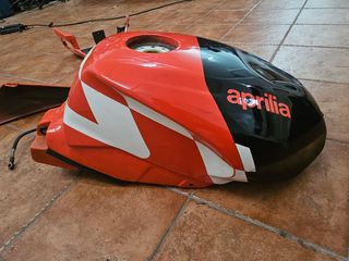 Depósito gasolina y molduras Aprilia Tuono 2005