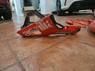 Depósito gasolina y molduras Aprilia Tuono 2005