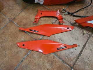 Depósito gasolina y molduras Aprilia Tuono 2005