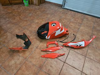 Depósito gasolina y molduras Aprilia Tuono 2005
