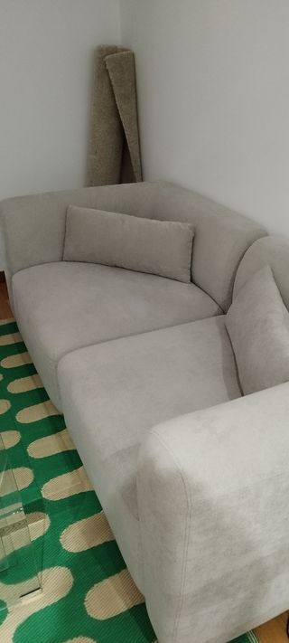 Sofá 2 plazas beige . Lo tengo  en Vic