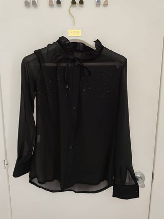 Blusa negra transparente con detalles
