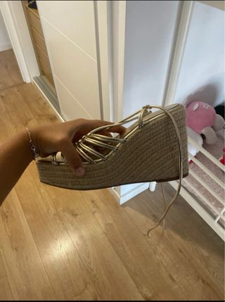 Tacones dorados Bershka