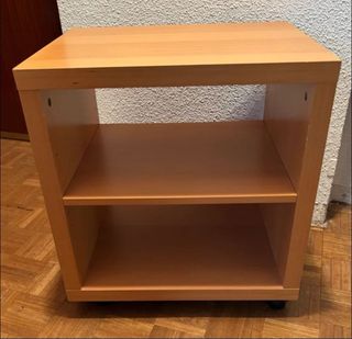 Mesa auxiliar de madera con ruedas