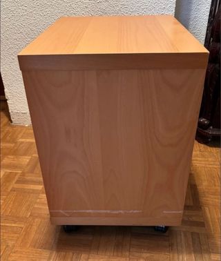 Mesa auxiliar de madera con ruedas