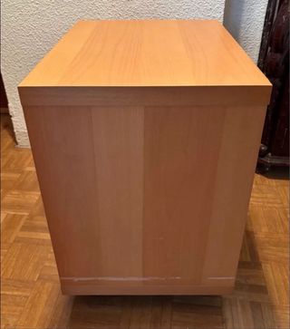Mesa auxiliar de madera con ruedas