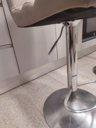 3 Sillas de cocina beige con mesa 