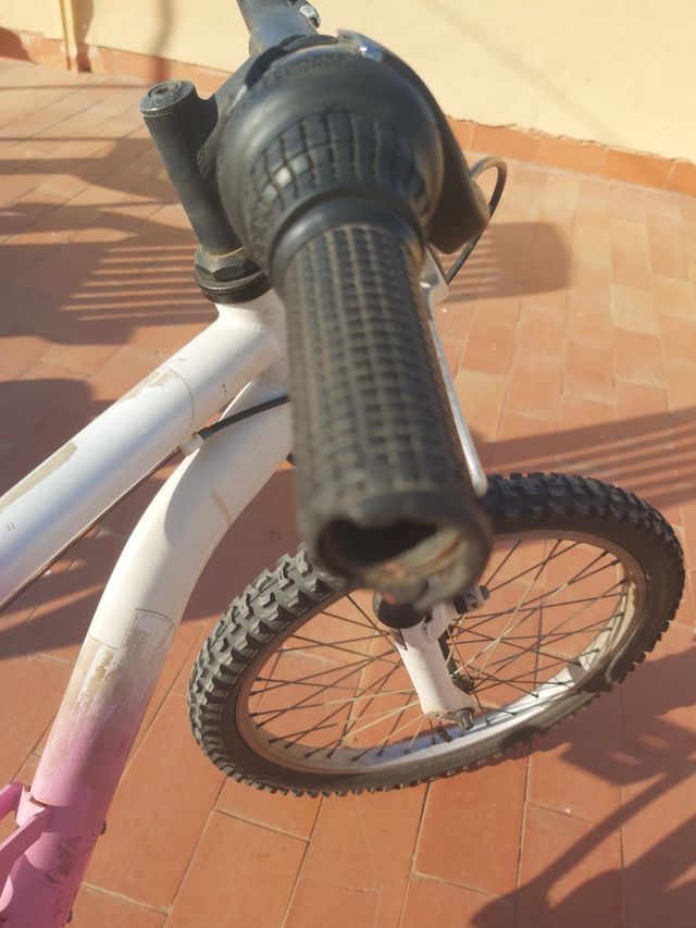 Bicicleta niña blanca y rosa