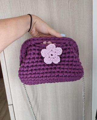 Borsa clutch viola realizzata all'uncinetto 