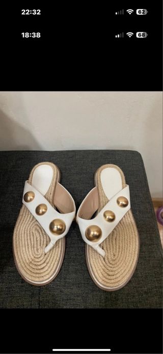 Sandalias planas blancas doradas