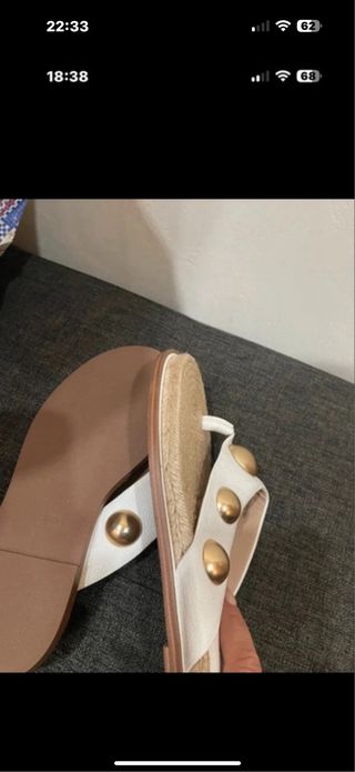 Sandalias planas blancas doradas