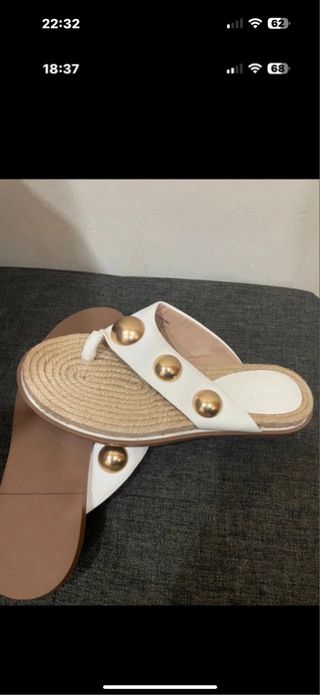 Sandalias planas blancas doradas