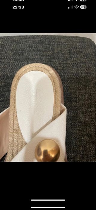 Sandalias planas blancas doradas