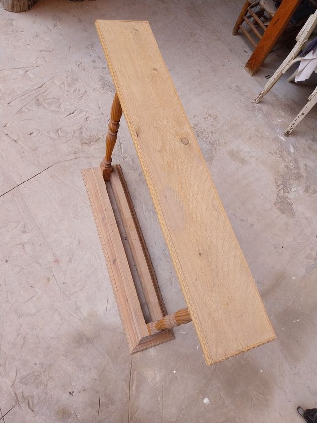 Mesita recibidor clásica